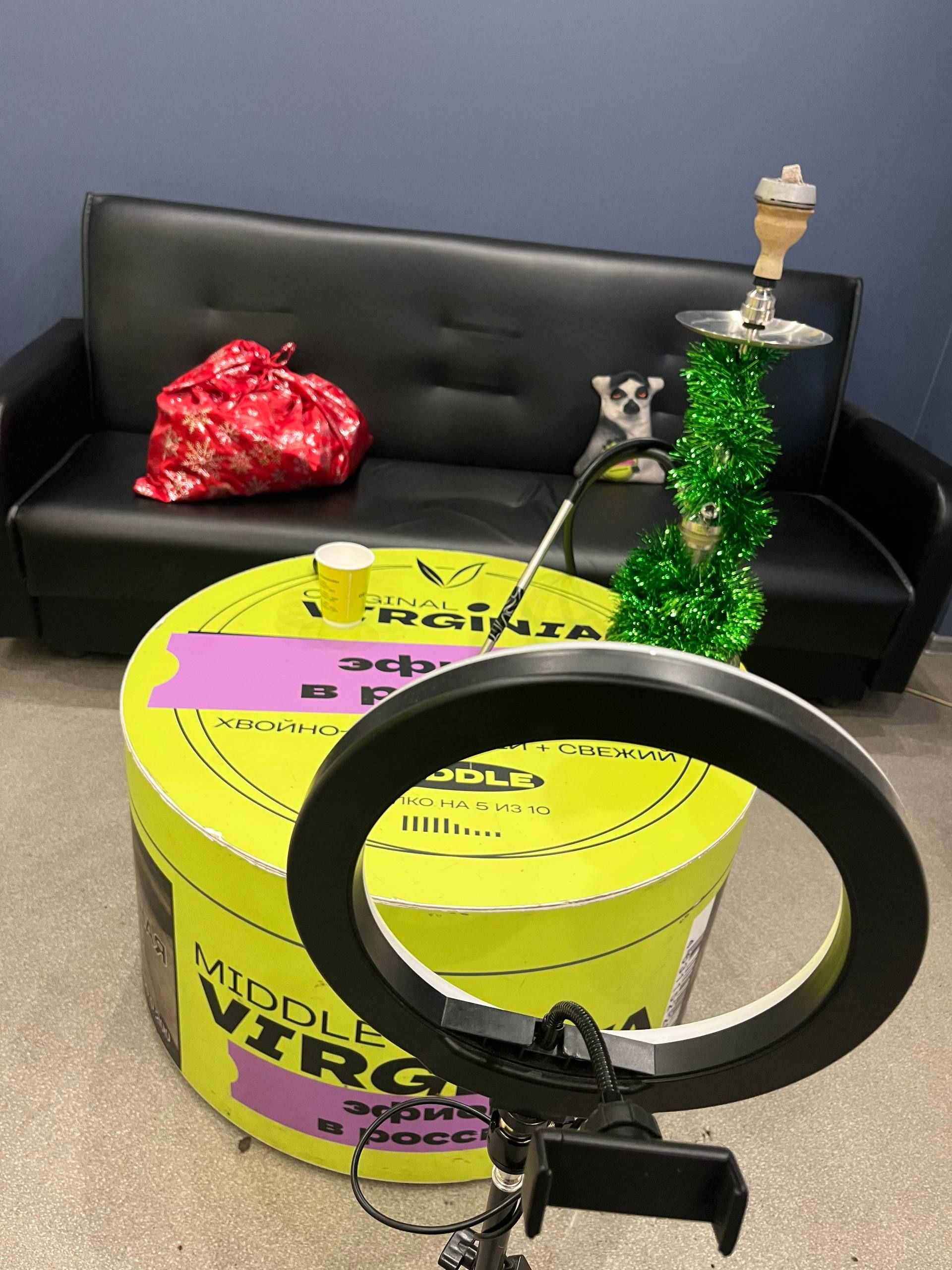 И вновь в офисе какие-то съемки…👀🌚