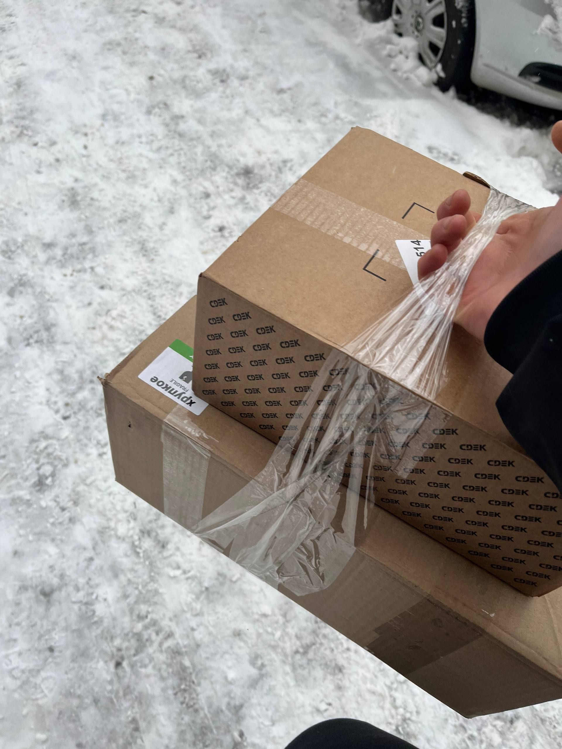 Не успеваю делать распаковки некоторые, поэтому они будут распаковываться возле новогодней елки,...