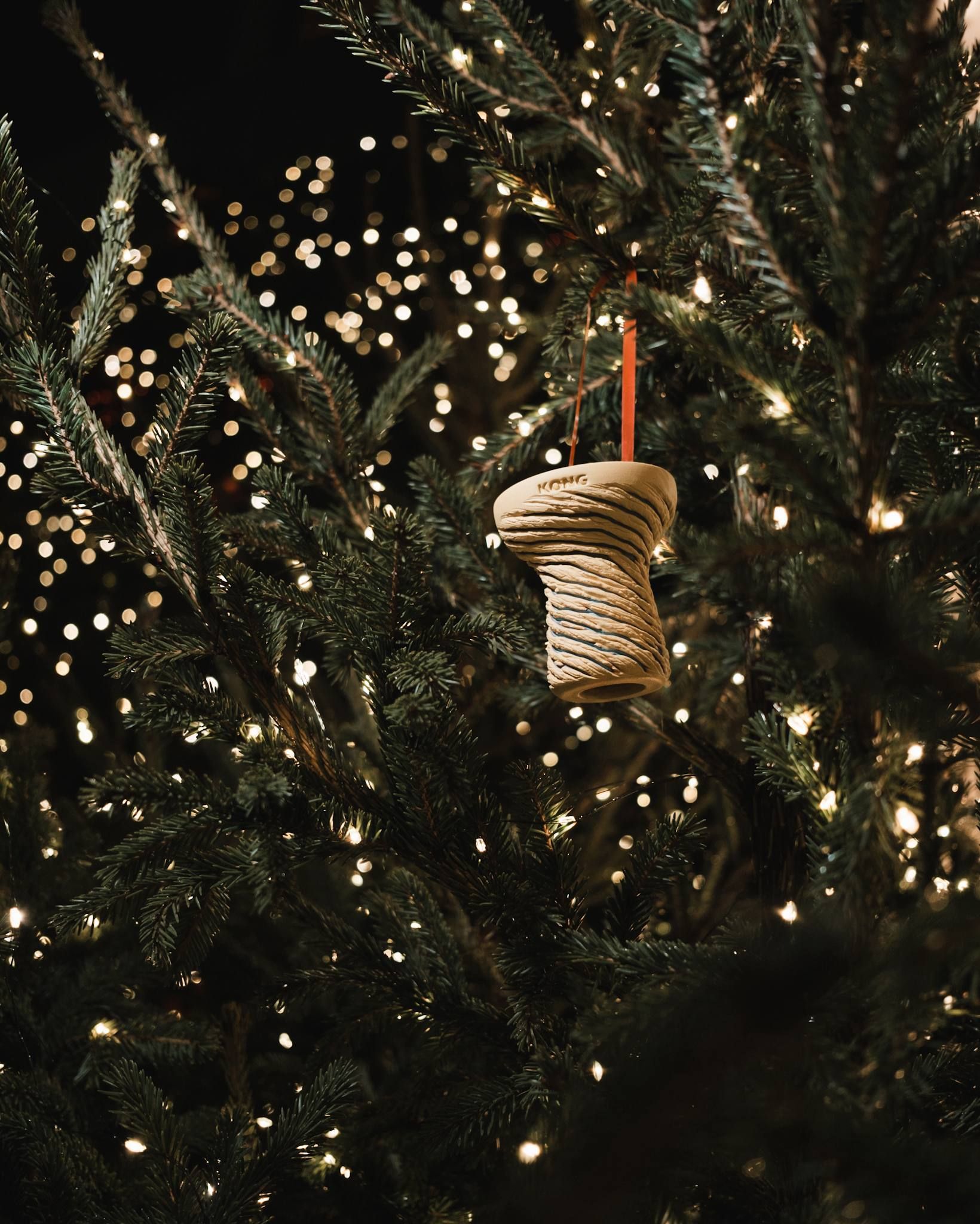 Ой, а это кто такие игрушки на елку повесил?)) 