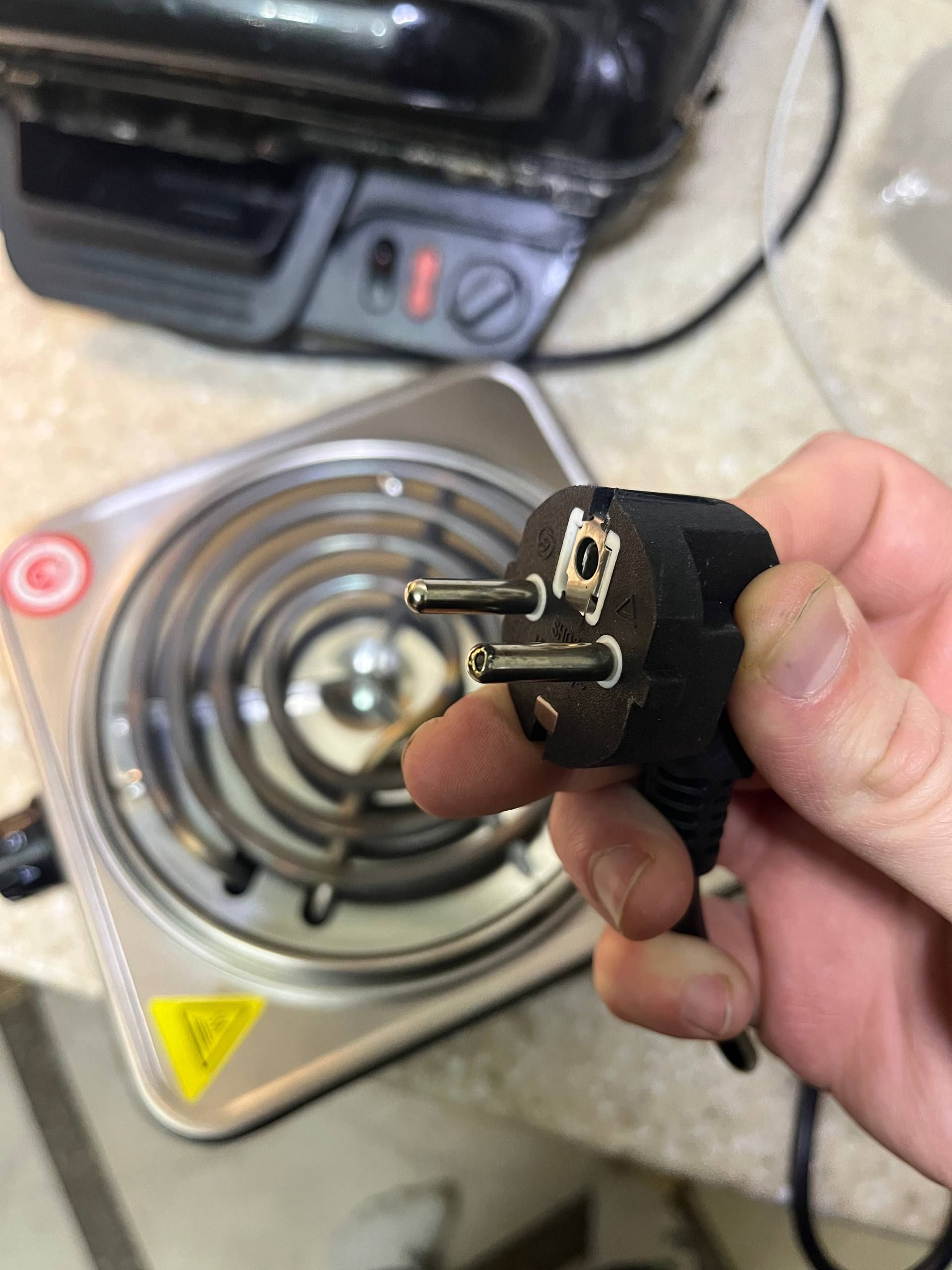 Она едет обратно. Вилку коротнуло, как только воткнул в розетку.