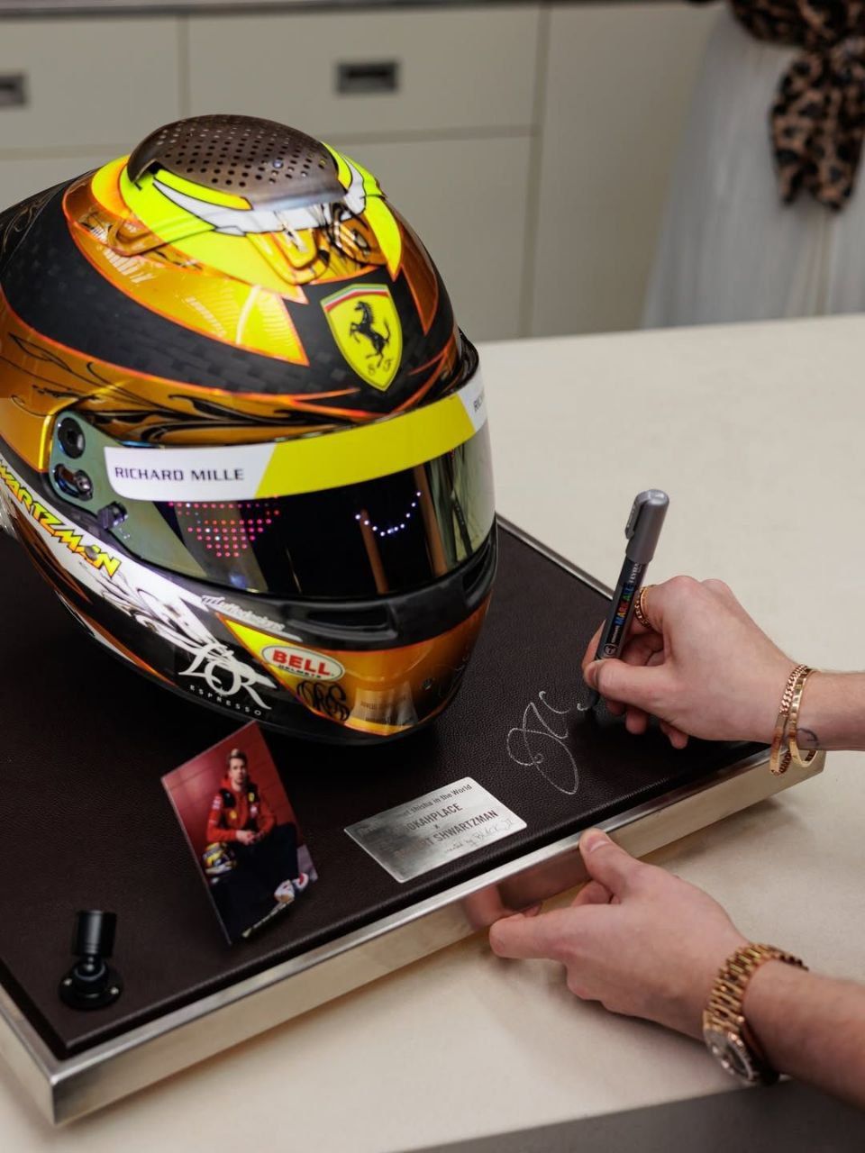 ШЛЕМ ПРЕВРАЩАЕТСЯ... В ЭЛЕГАНТНЫЙ КАЛЬЯН 😆😆🤙 Из какой только чепухи не делают...