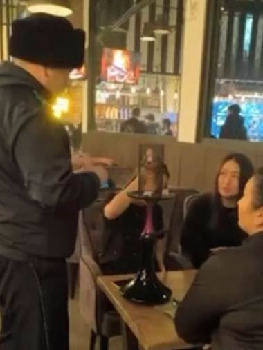 В АЛМАТЫ🇰🇿 ПОЛИЦИЯ ПРОШЛАСЬ РЕЙДОМ ПО РАЗВЛЕКАТЕЛЬНЫМ ЗАВЕДЕНИЯМ И ИЗЪЯЛА 50 КАЛЬЯНОВ...